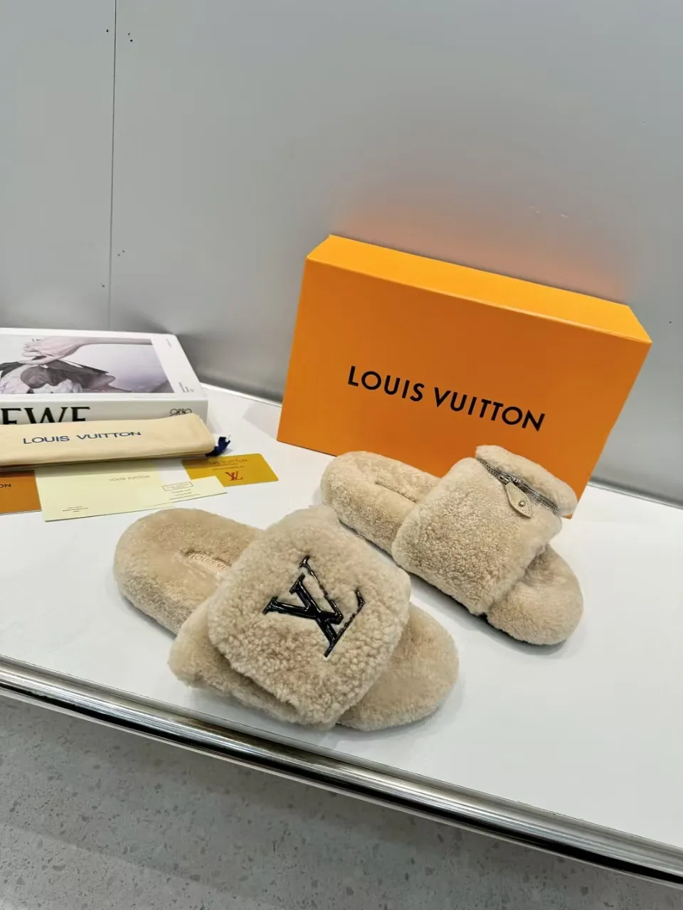👟👟Ex-factory price 500👟👟 Popular style [LV mop] official website synchronization: counter quality! My family only makes all-genuine lamb 🐑 wool. A giant trendy fall and winter thick-soled fur flip flop. The super comfortable and luxurious wool texture makes your feet more beautiful, confident and comfortable. It is very suitable for home and outdoor use. 1: Fabric: Genuine leather lamb 🐑 wool 2: Lining: Genuine leather lamb 🐑 wool 3: Foot pads: Genuine leather lamb 🐑 wool 4: Outsole: Wear-resistant and non-slip rubber outsole 5: Number of yards: 35-41 yards [Note: 41 customized]